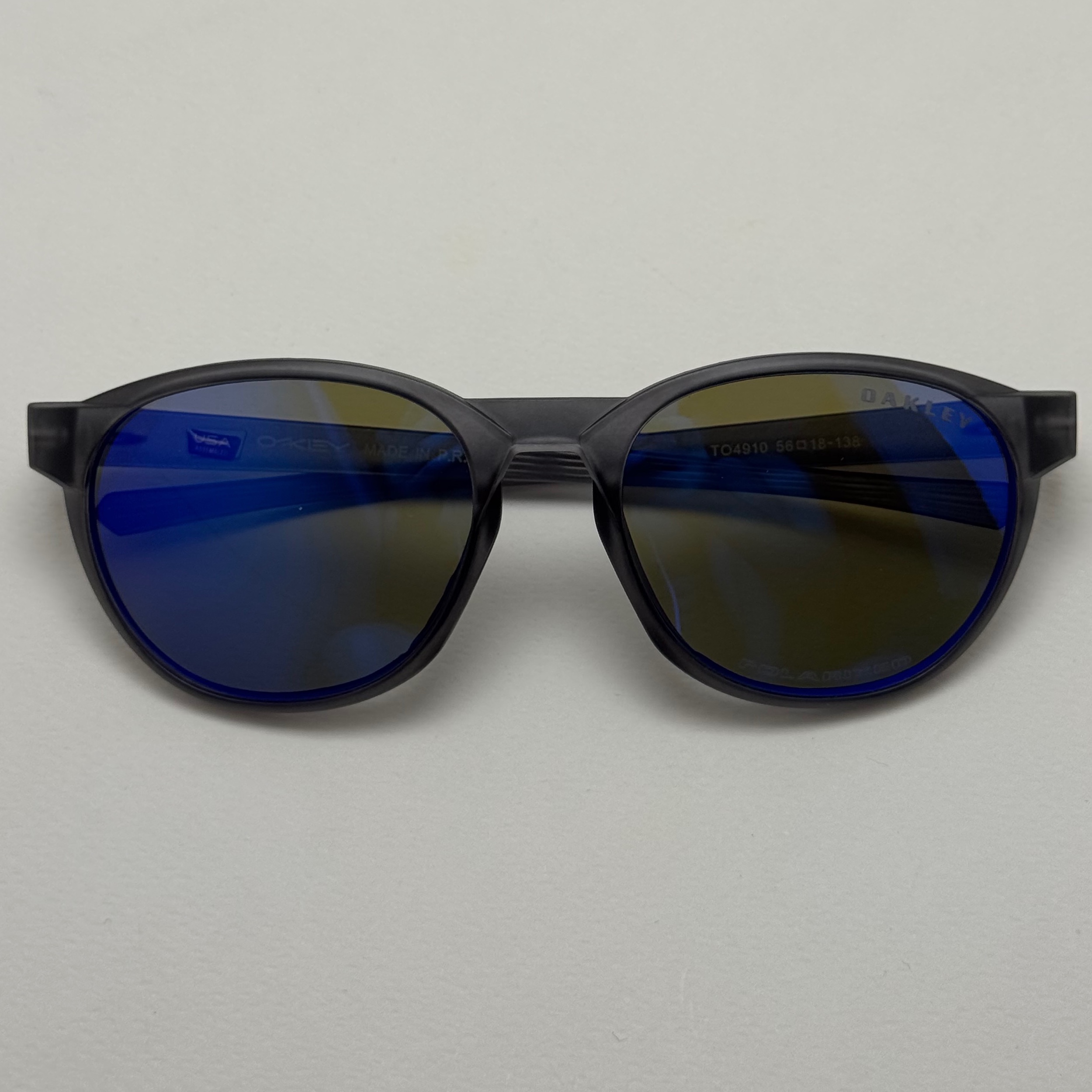 عینک آفتابی پلاریزه اوکلی Oakley طوسی عدسی آبی گرد کد TO4910