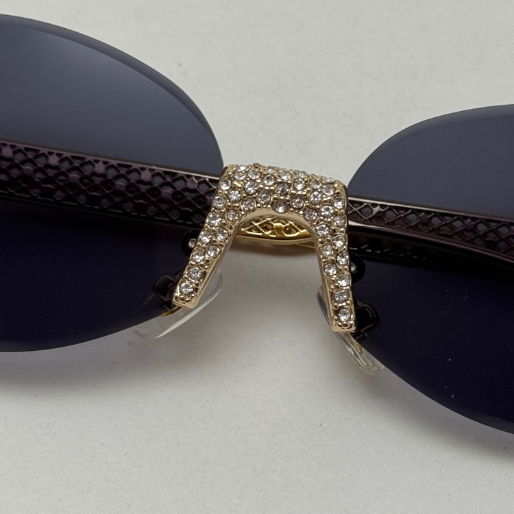 عینک آفتابی زنانه فندی Fendi فریم لس بیضی مدل Oval Frame Diamond Style نگین کاری شده کیفیت مستر مشکی طلایی