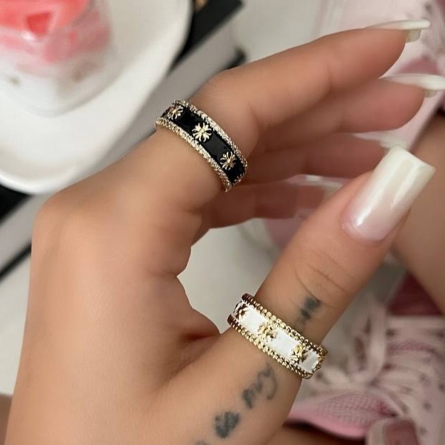 انگشتر زنانه طرح هرمس نگین کاری شده فری سایز freesize رنگ ثابت با کیفیت بالا کد zmc (پس کرایه)