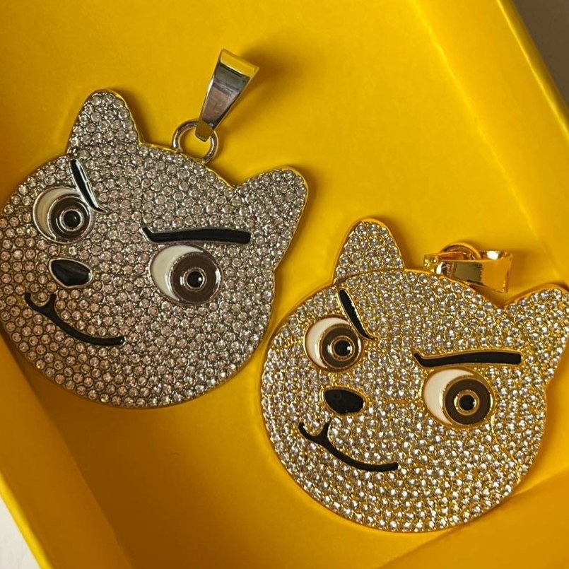 گردنبند پلاک فول نگین کاری شده طرح کوسه نمو رنگ ثابت با کیفیت بالا کد zel (پس کرایه)