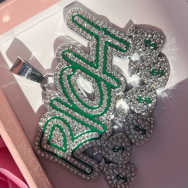 گردنبند پلاک فول نگین کاری شده طرح اسلحه رنگ ثابت با کیفیت بالا کد zel (پس کرایه)
