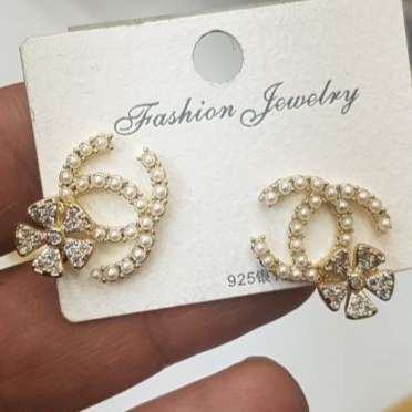 گوشواره طرح برند شنل Chanel نقره ای تنوع طرح رنگ کاملا ثابت کد bn (پس کرایه)