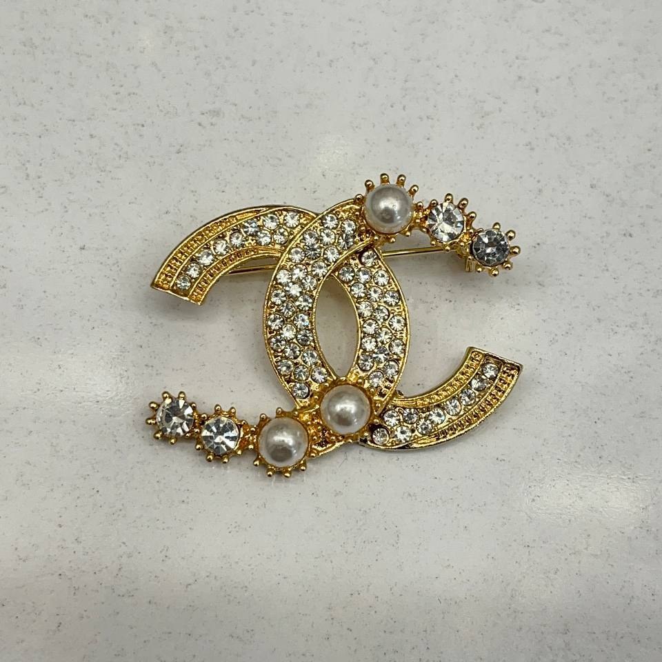 گل سینه نگین جواهری مدل شنل Chanel آویز تنوع طرح رنگ کاملا ثابت کد bn (پس کرایه)