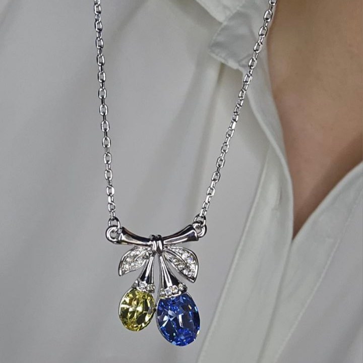 گردنبند و آویز نگین سواروسکی طرح گل تنوع طرح رنگ کاملا ثابت کد vn (پس کرایه)