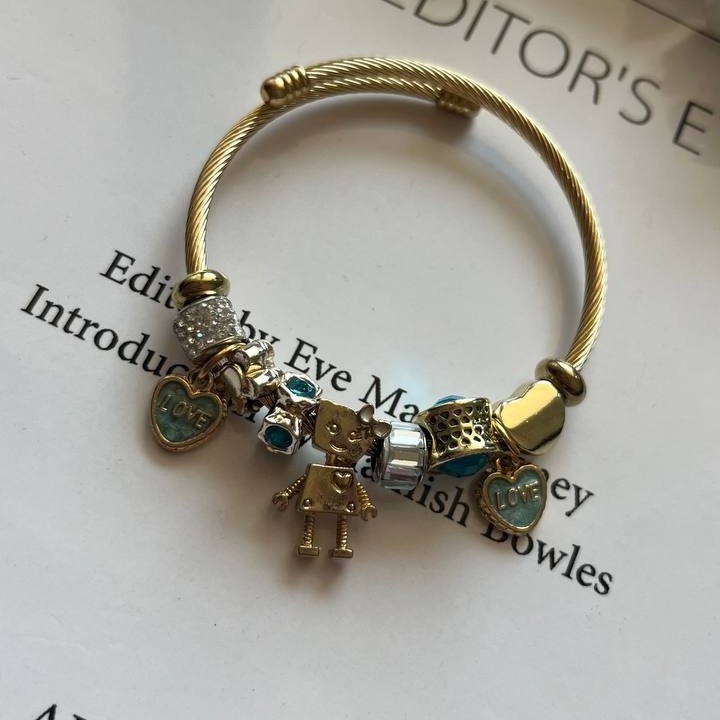 دستبند زنانه طرح جواهری پاندورا آویز گل و پروانه نگین تنوع طرح رنگ ثابت کد sm (پس کرایه)
