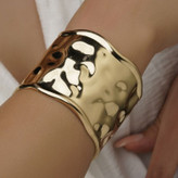 دستبند پهن آبکاری نقره طرح برجسته مدل مینیمال رنگ کاملا ثابت کد bn (پس کرایه)