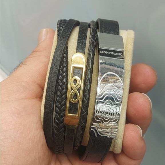 دستبند چرمی قفل و پلاک استیل مردانه کارتیر Cartier کیفیت چرم عالی تنوع طرح رنگ ثابت کد bn (پس کرایه)
