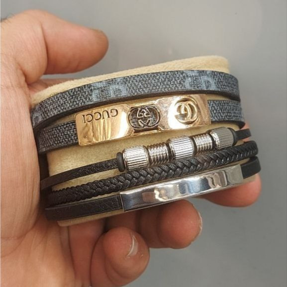 دستبند چرمی قفل و پلاک استیل مردانه ورساچ Versace کیفیت چرم عالی تنوع طرح رنگ ثابت کد bn (پس کرایه)