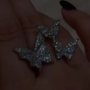 انگشتر طرح جواهری زنانه طرح سه پروانه فول نگین فری سایز Free size رنگ ثابت کد gy (پس کرایه)