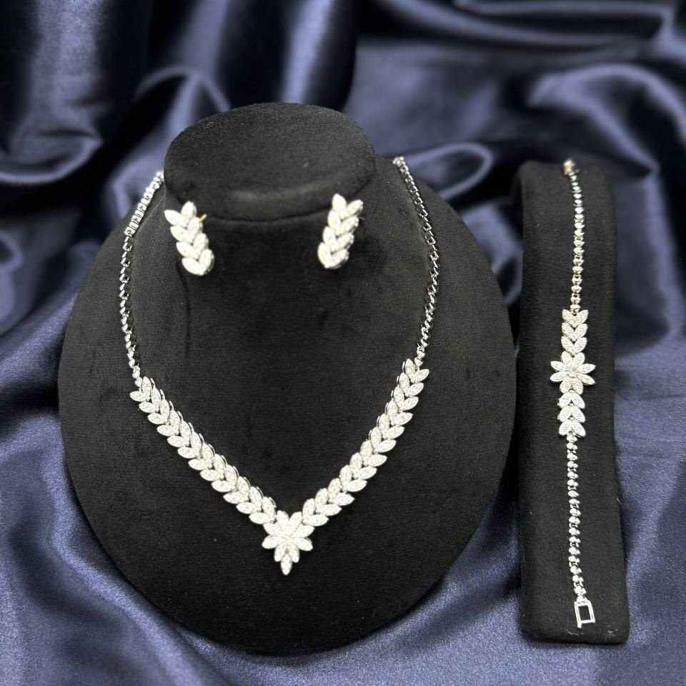 نیم ست گردنبند و دستبند و گوشواره طرح جواهری زنانه طرح نگین گندمی وسط گل رنگ ثابت کد sm (پس کرایه)