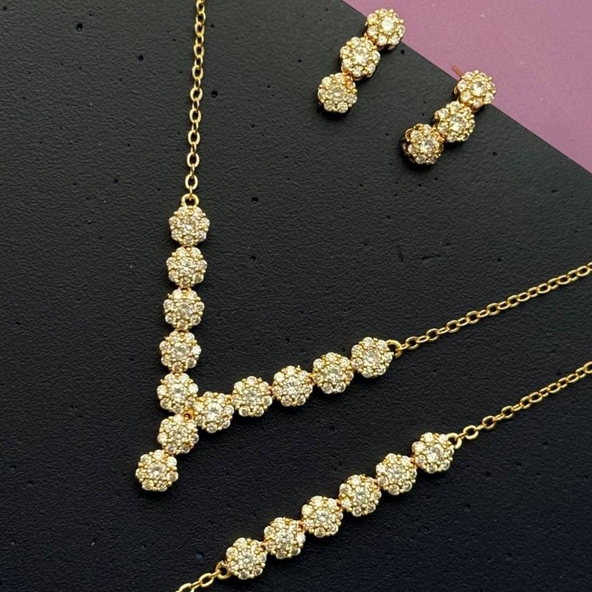 نیم ست گردنبند و گوشواره و دستبند طرح جواهری زنانه طرح تمام گل نگین رنگ ثابت کد sm