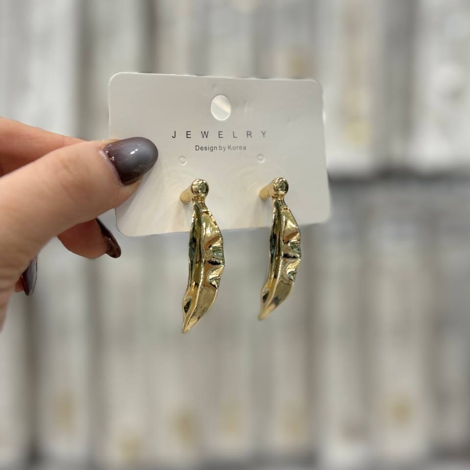 گوشواره فشن زنانه و دخترانه مینیمال دفرمه طرح حلقه وسط مروارید رنگ ثابت تنوع مدل کدgy