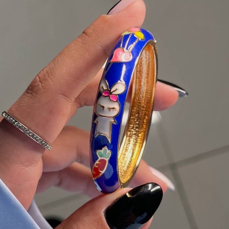 دستبند بنگل النگویی میناکاری شده پهن بچه گانه و دخترانه طرح خرگوش سفید و زرد رنگ ثابت تنوع مدل
