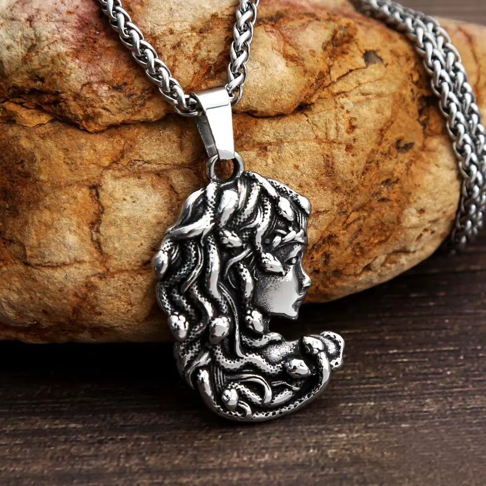 گردنبند و پلاک آویز استیل مدل مدوسا medusa رنگ ثابت کد ar