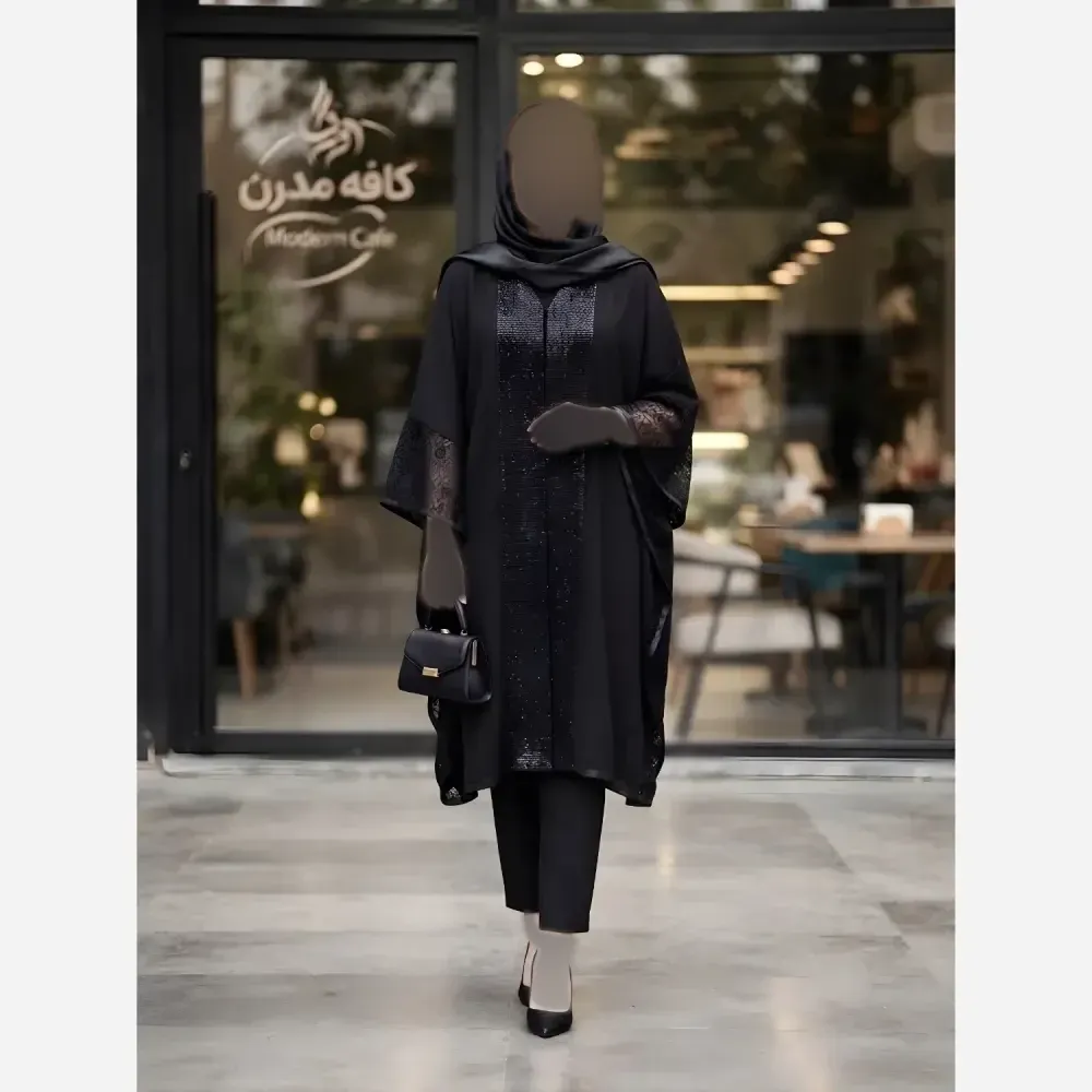 عبای زنانه مدل پانچ اورسایز کرپ حریر اسود با تزیین گیپور و ژاکارد فری سایز