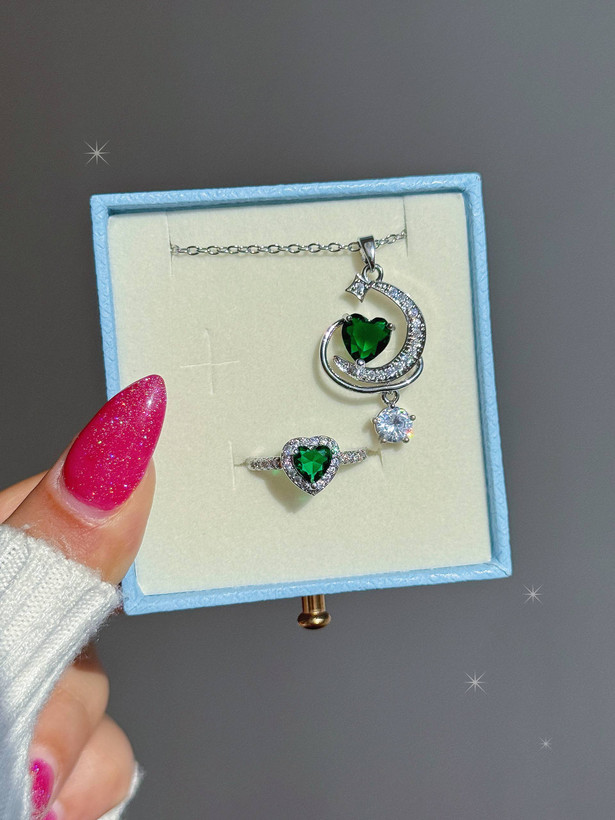 نیمست ماه و قلب سبز