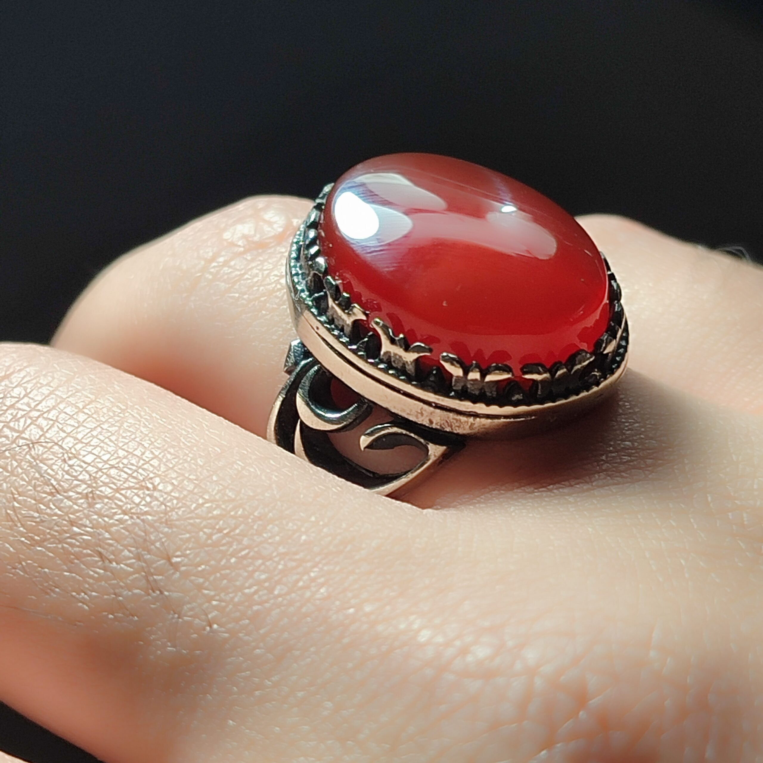 انگشتر عقیق قرمز اصل با رکاب «یا حسین» آلیاژی باکیفیت – ترکیبی از عشق، قدرت و جذابیت کد 3573