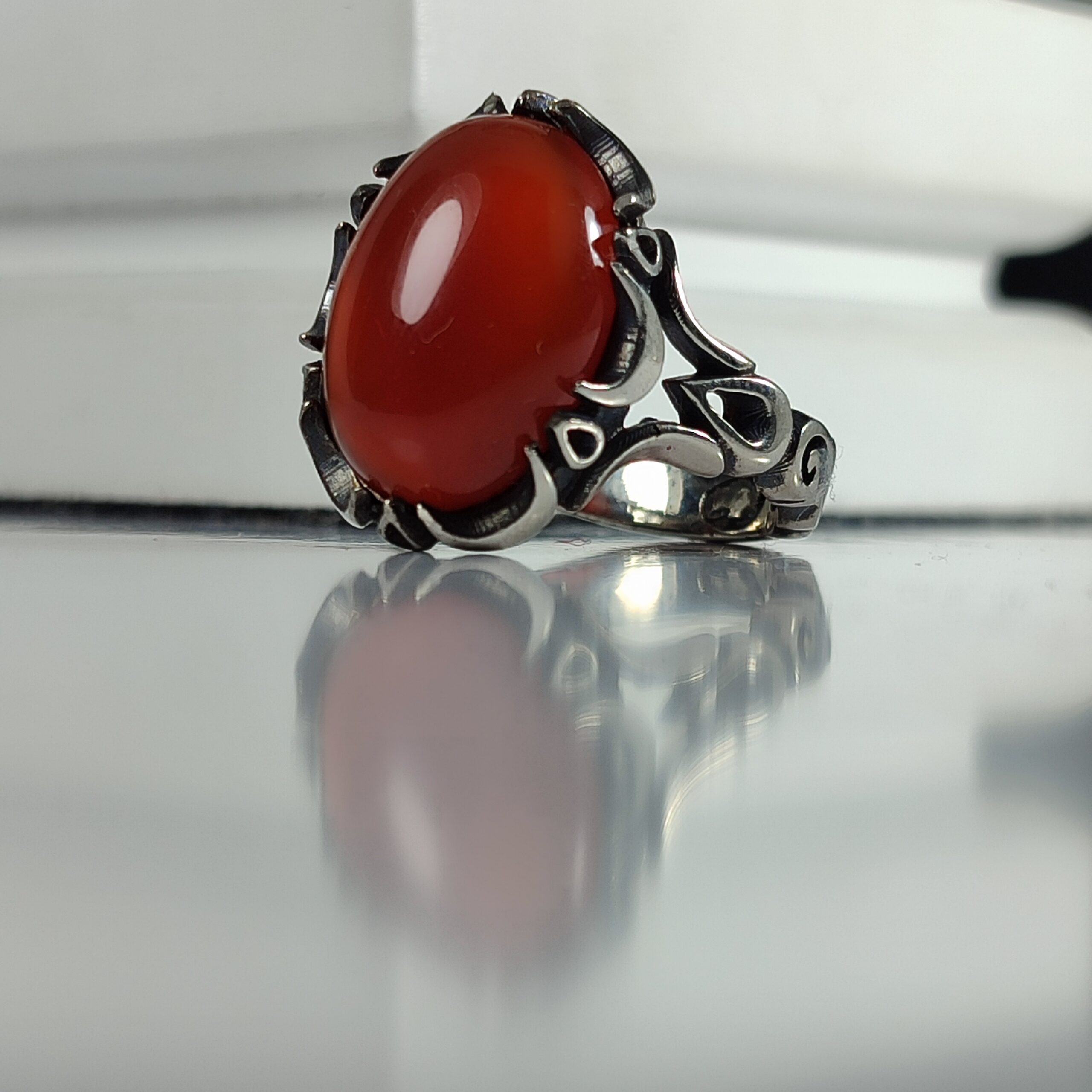 خرید انگشتر آلیاژی عقیق قرمز رکاب اشکی – جذابیت، انرژی و اعتمادبهنفس در یک نگاه کد 3566
