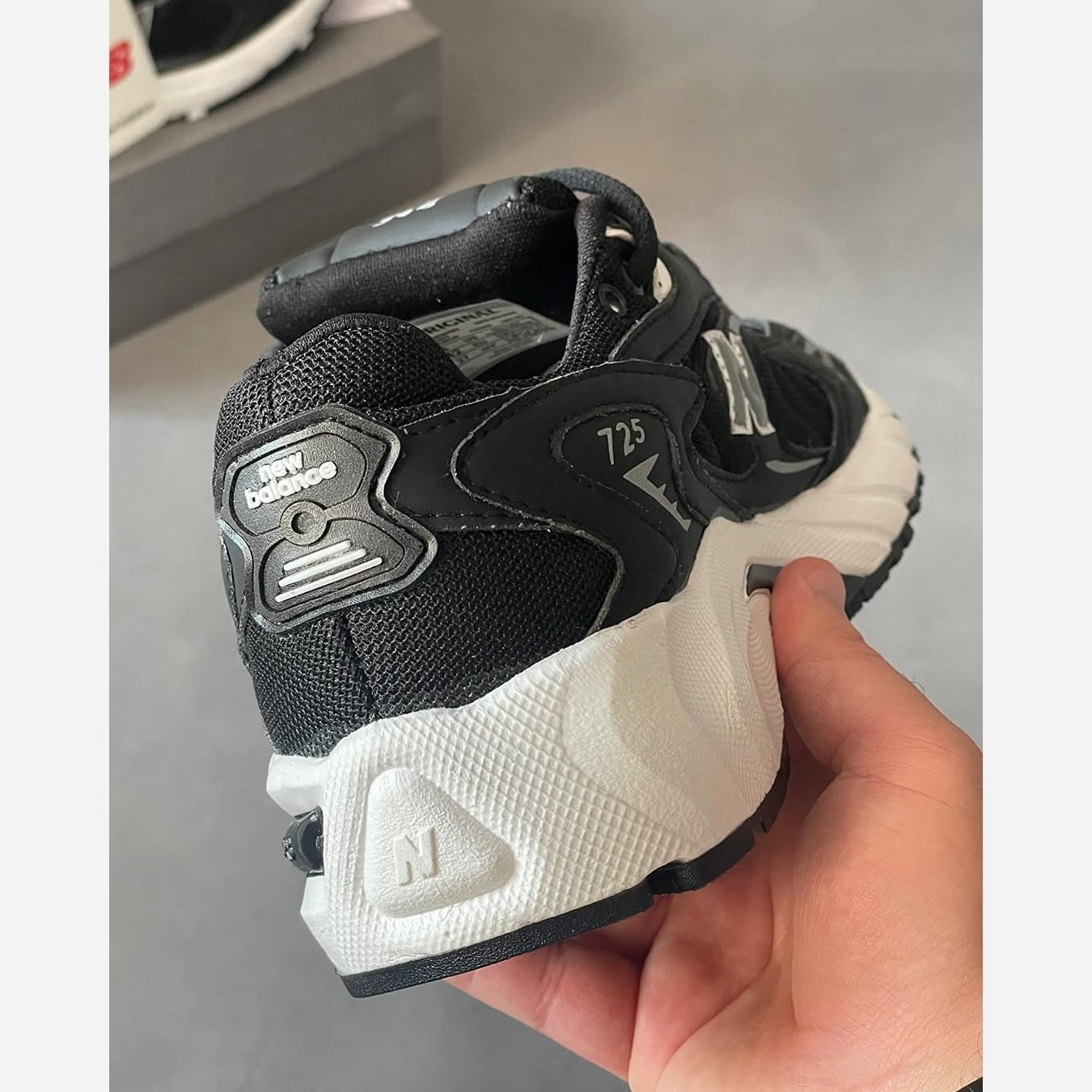 کفش مردانه نیوبالانس 725 ( باکیفیت )