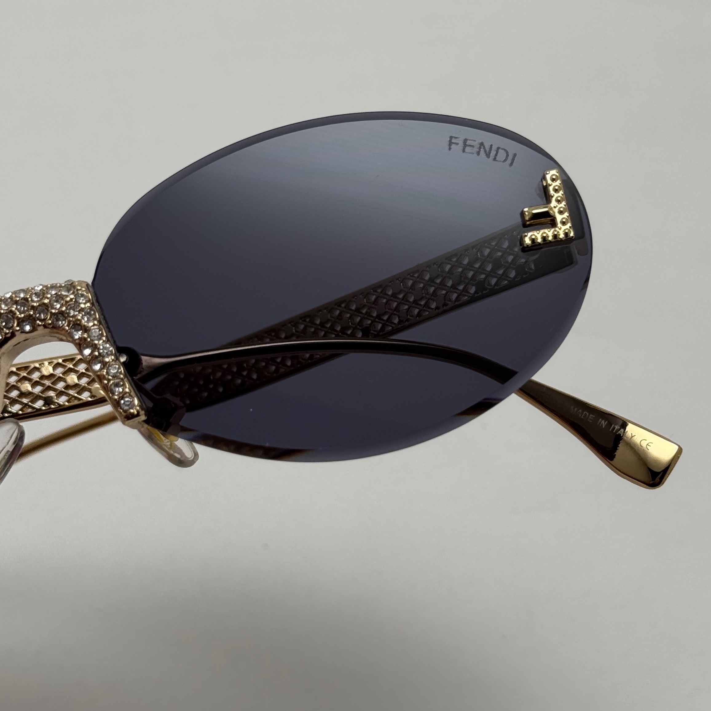 عینک آفتابی زنانه فندی Fendi فریم لس بیضی مدل Oval Frame Diamond Style نگین کاری شده کیفیت مستر مشکی طلایی (ارسال