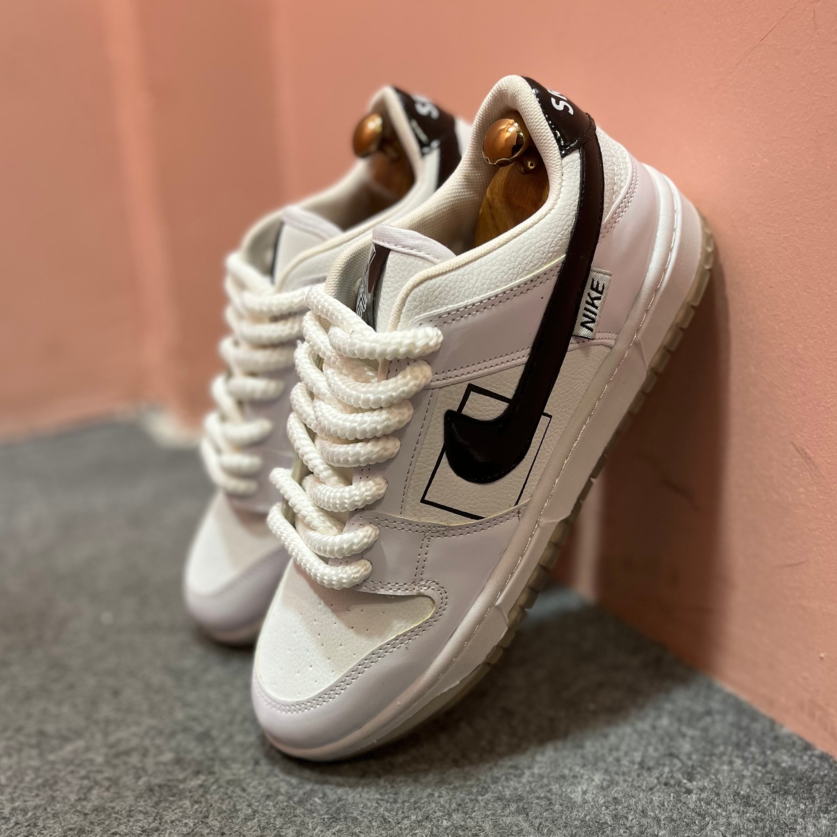 کتونی نایک اس بی سفید نایک مشکی براق (Nike Sb)