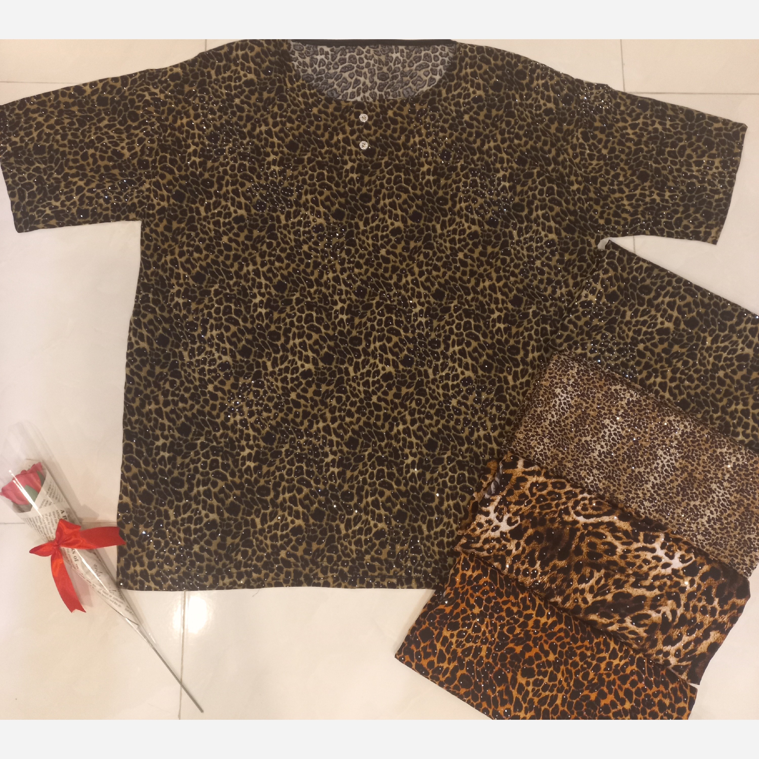 تیشرت زنانه سایز بزرگ طرح پلنگی نگین کوب مناسب سایز 46 تا 50 جنس پارچه ای کاغذی نخی