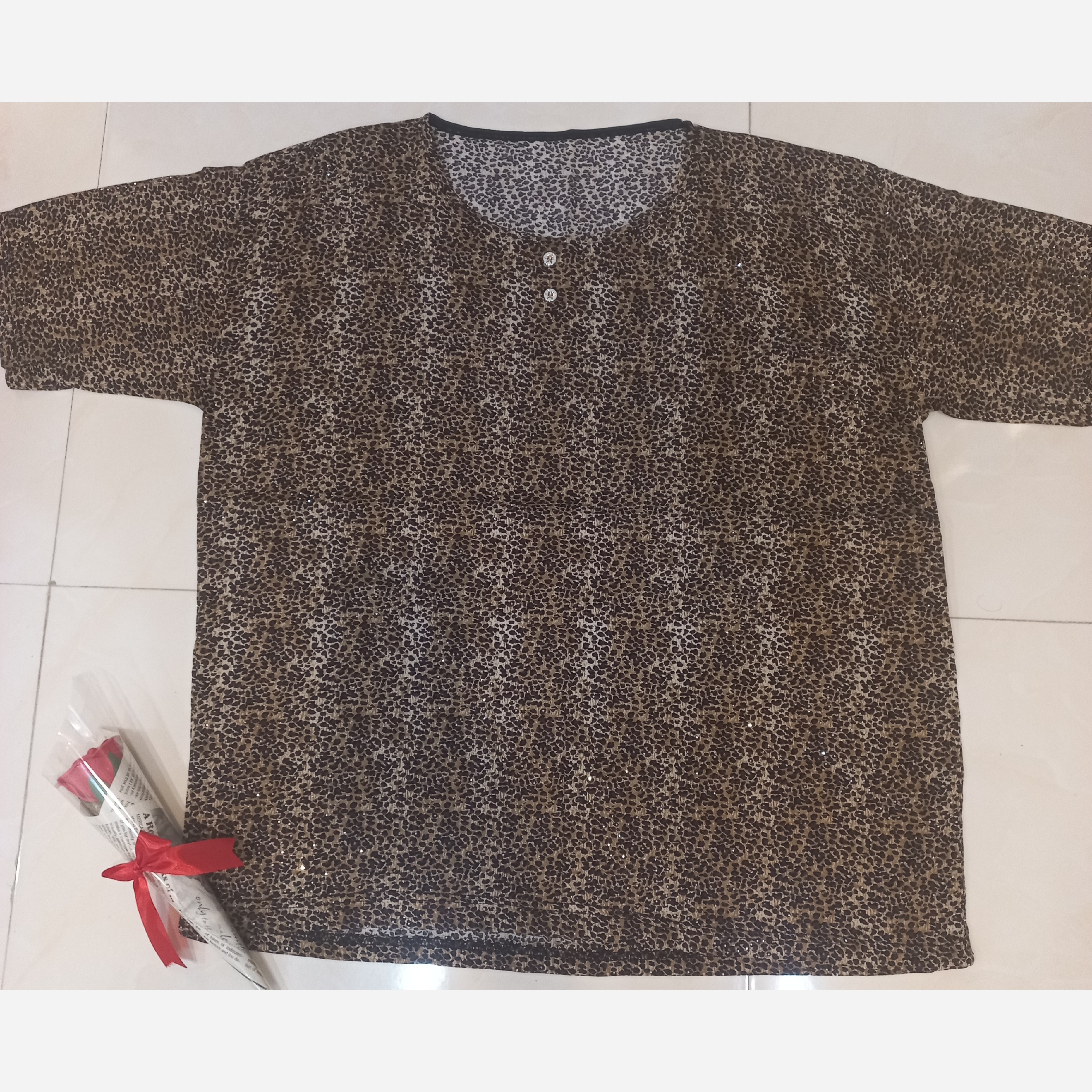 تیشرت زنانه سایز بزرگ طرح پلنگی نگین کوب مناسب سایز 46 تا 50 جنس پارچه ای کاغذی نخی