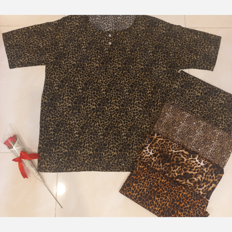 تیشرت زنانه سایز بزرگ طرح پلنگی نگین کوب مناسب سایز 46 تا 50 جنس پارچه ای کاغذی نخی