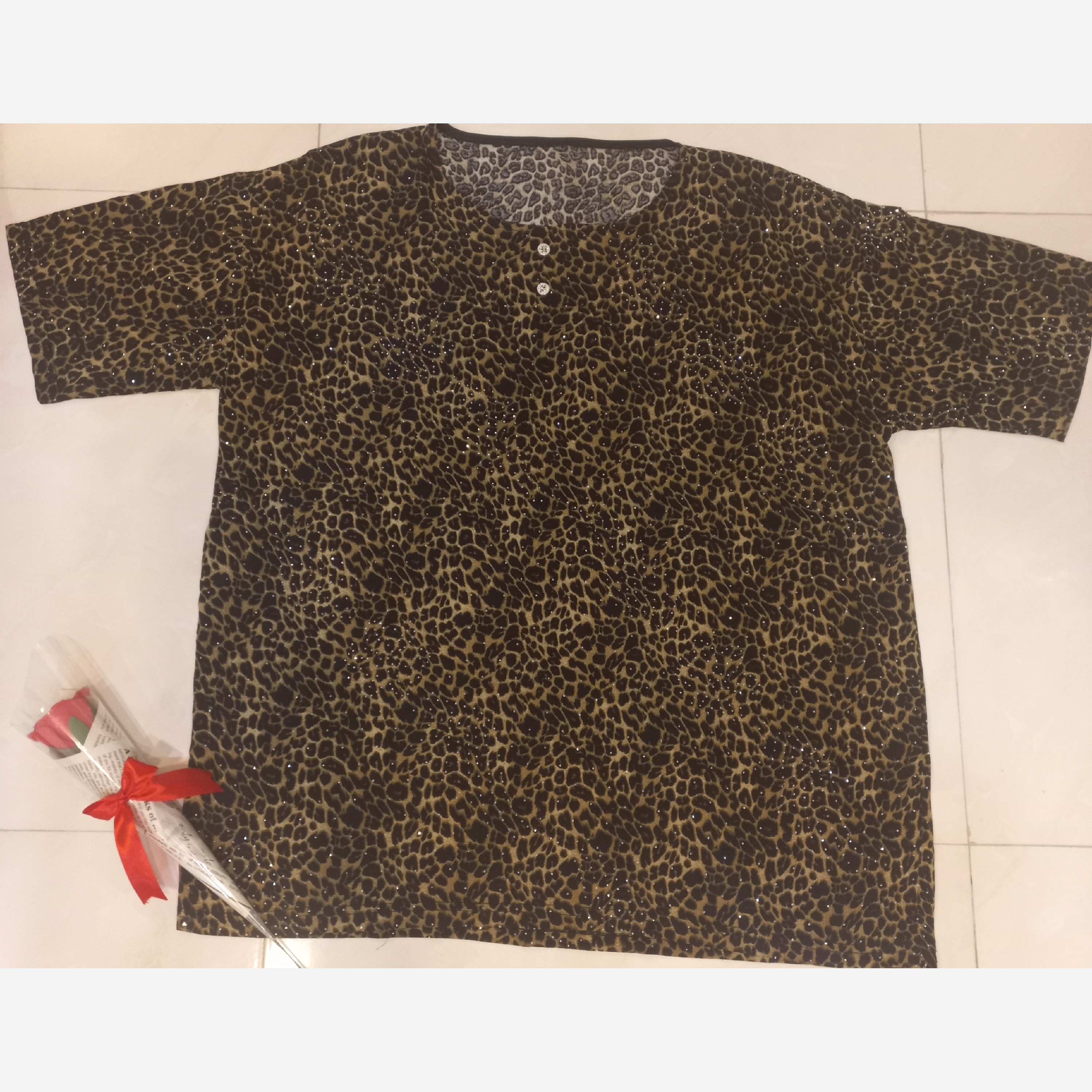 تیشرت زنانه سایز بزرگ طرح پلنگی نگین کوب مناسب سایز 46 تا 50 جنس پارچه ای کاغذی نخی