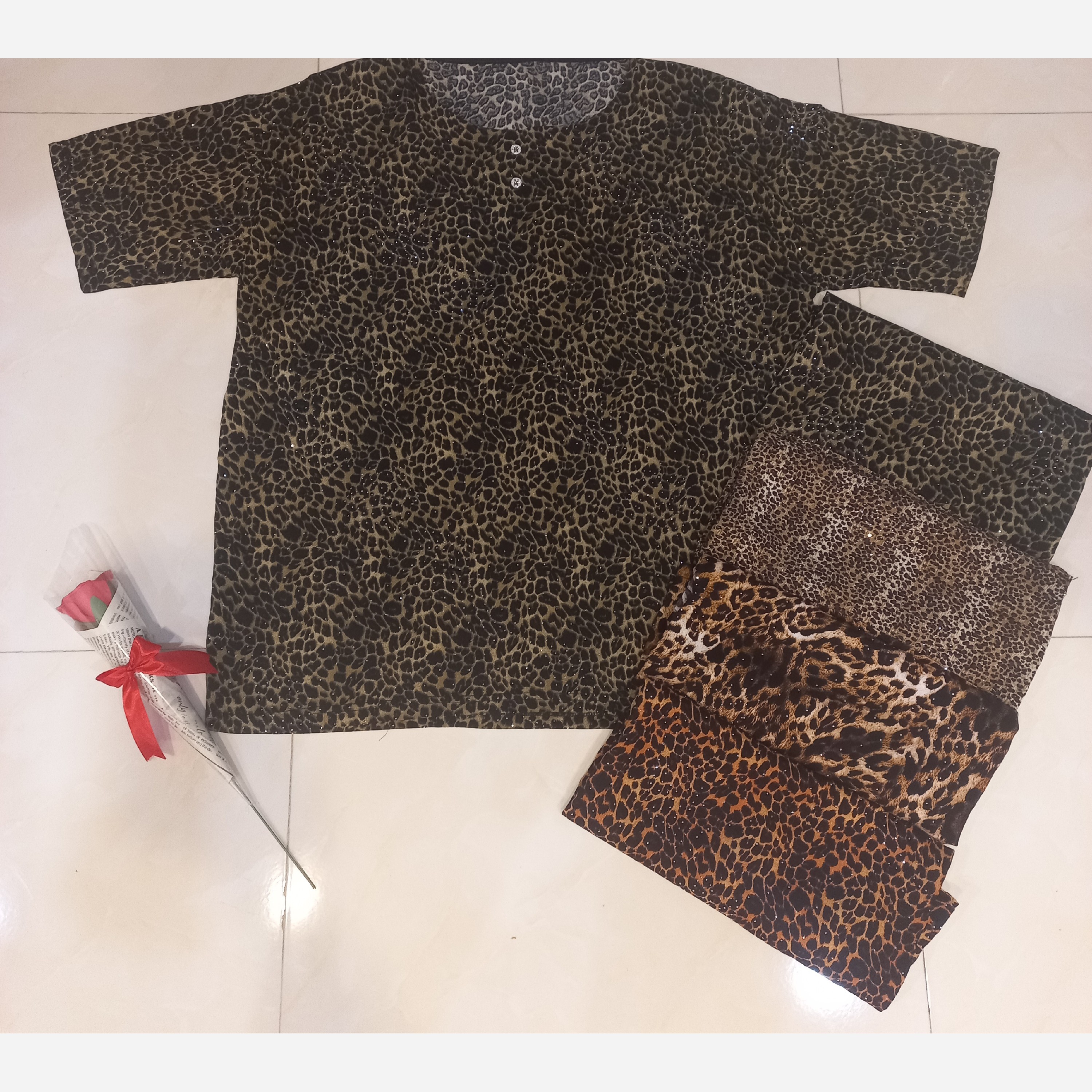 تیشرت زنانه سایز بزرگ طرح پلنگی نگین کوب مناسب سایز 46 تا 50 جنس پارچه ای کاغذی نخی