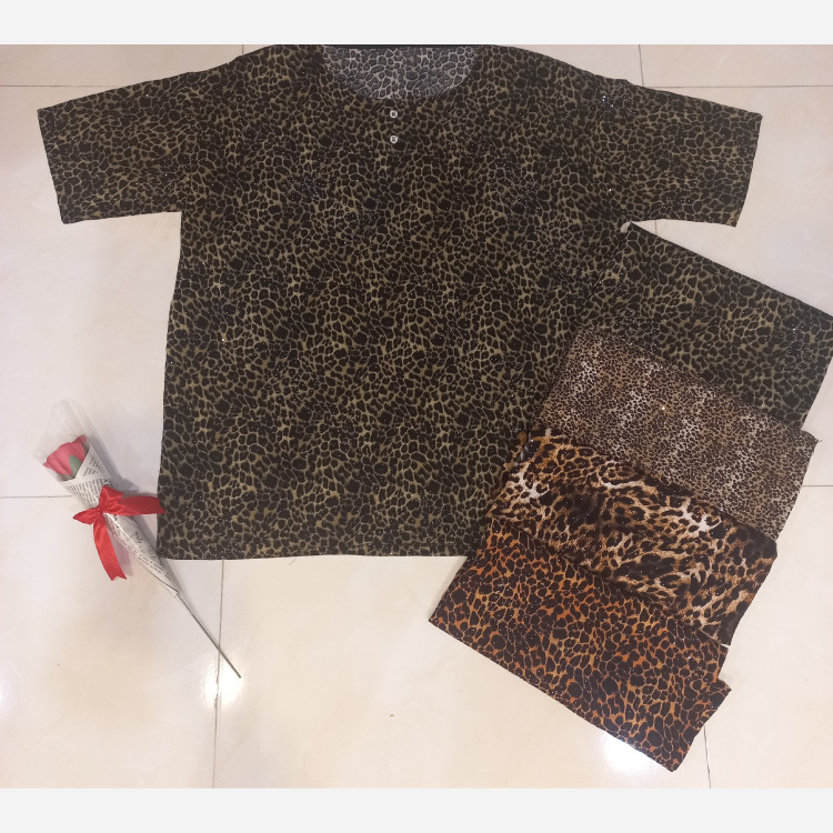 تیشرت زنانه سایز بزرگ طرح پلنگی نگین کوب مناسب سایز 46 تا 50 جنس پارچه ای کاغذی نخی