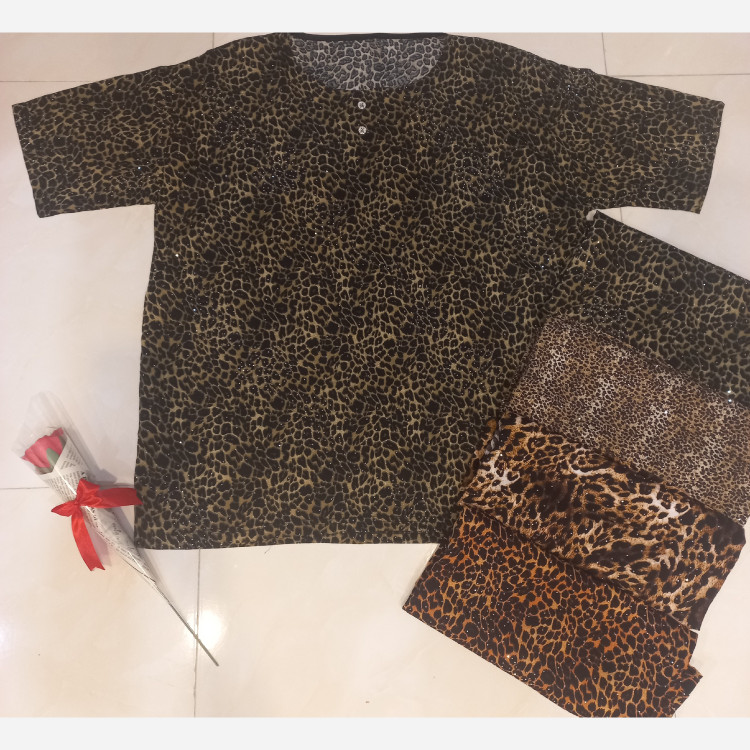 تیشرت زنانه سایز بزرگ طرح پلنگی نگین کوب مناسب سایز 46 تا 50 جنس پارچه ای کاغذی نخی