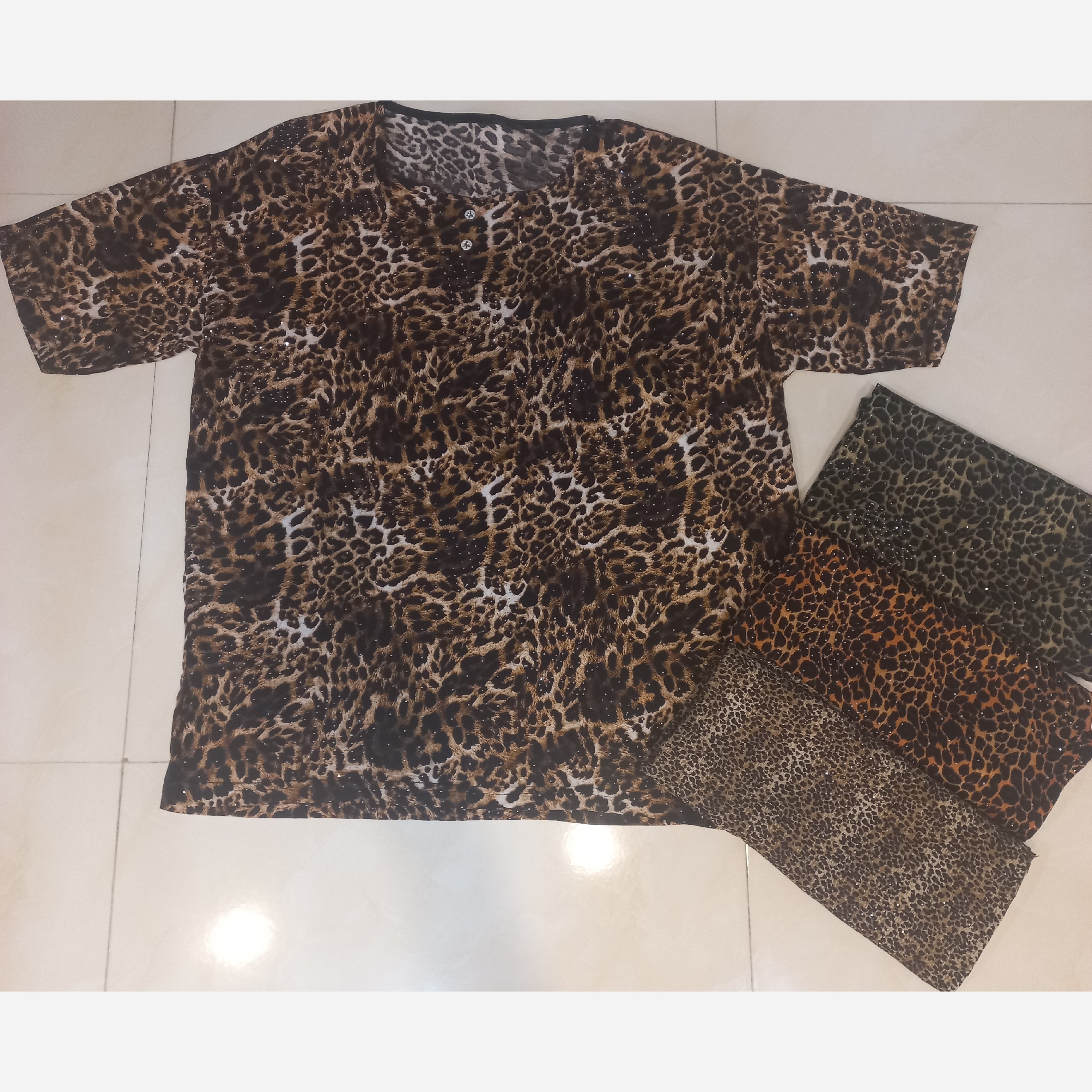 تیشرت زنانه سایز بزرگ طرح پلنگی نگین کوب مناسب سایز 46 تا 50 فری سایز نخی پارچه ای کاغذی