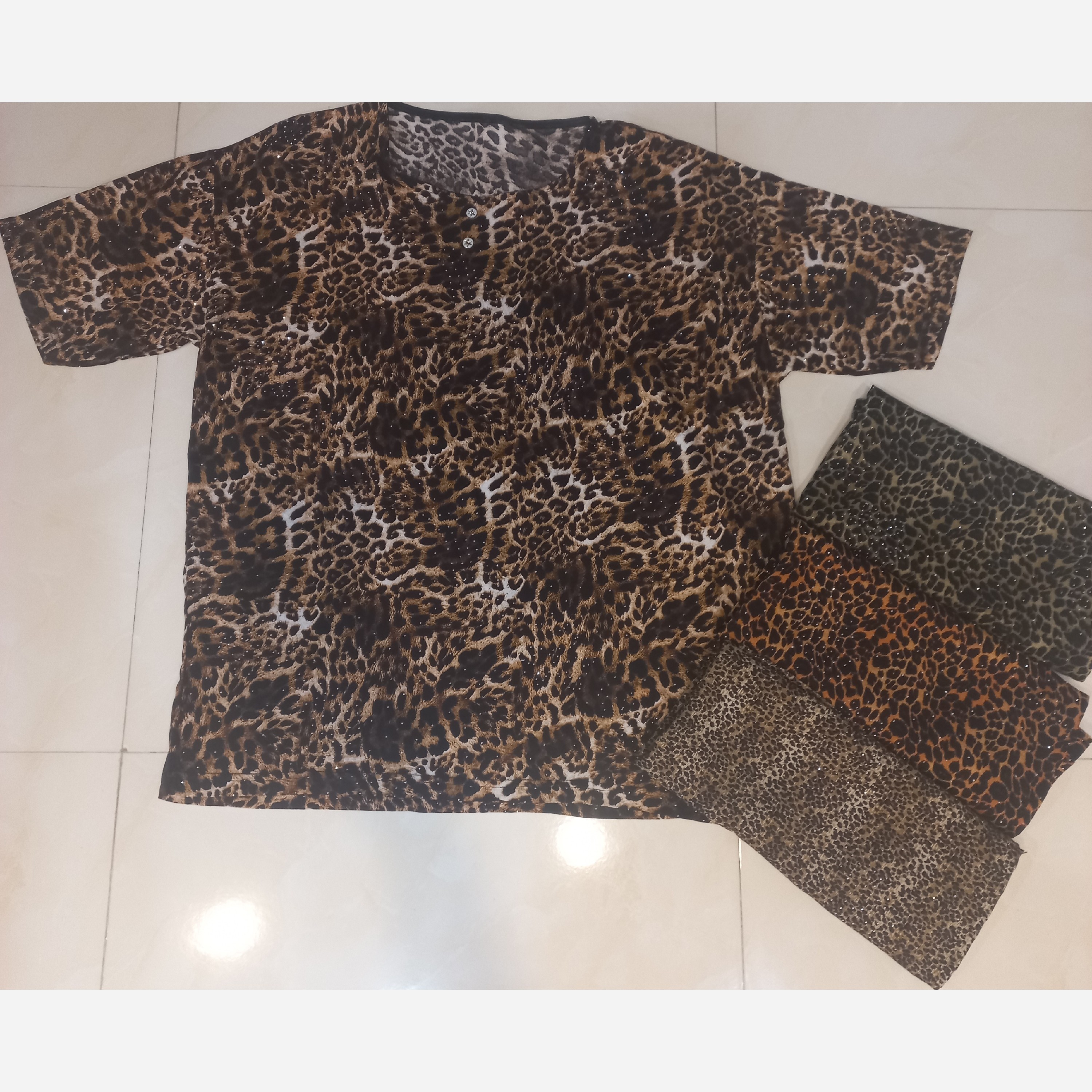 تیشرت زنانه سایز بزرگ طرح پلنگی نگین کوب مناسب سایز 46 تا 50 فری سایز نخی پارچه ای کاغذی