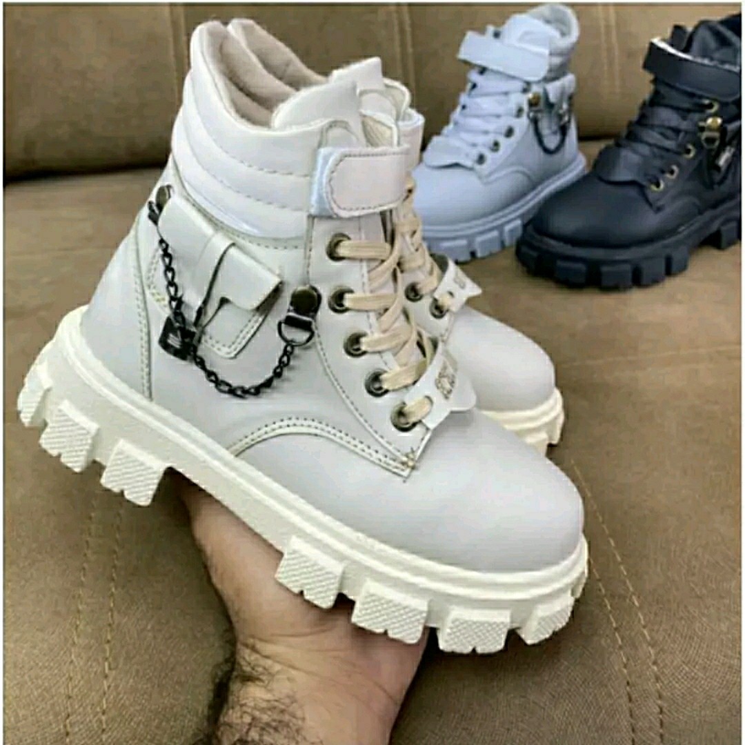 بوت اسپرت بچه گانه اسپرت رنگبندی سفید و مشکی کرم بوت زنجیر دار دخترانه و پسرانه بوت زنجیری اسپرت بوت پسرانه بوت دخترانه