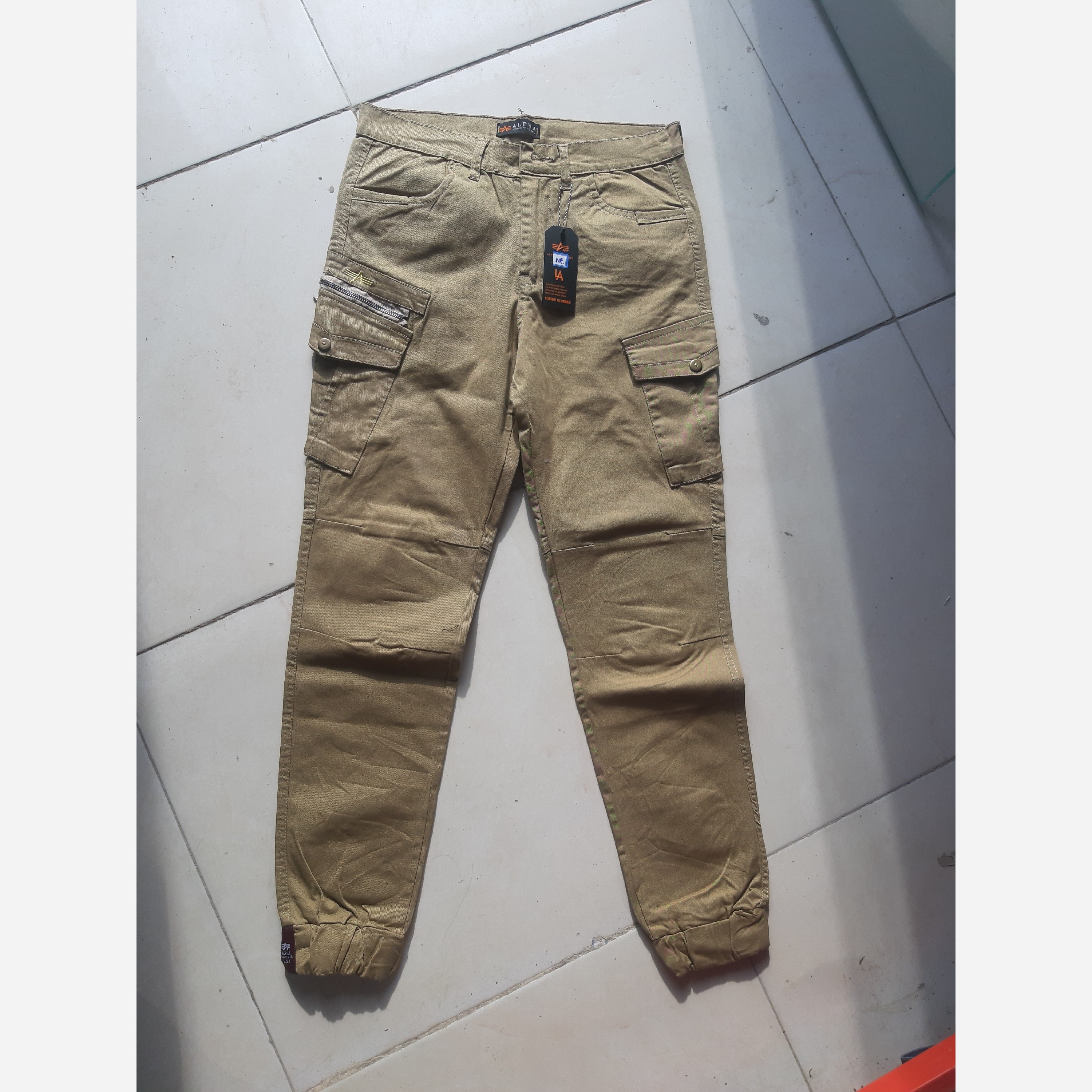 شلوار ارتشی مردانه 6 جیب رنگ سبز لجنی وکرم سایز 30 تا 34 شلوار 6 جیب جنس کتان شلوار ارتشی پسرانه شلوار 6 جیب ارتشی لجنی