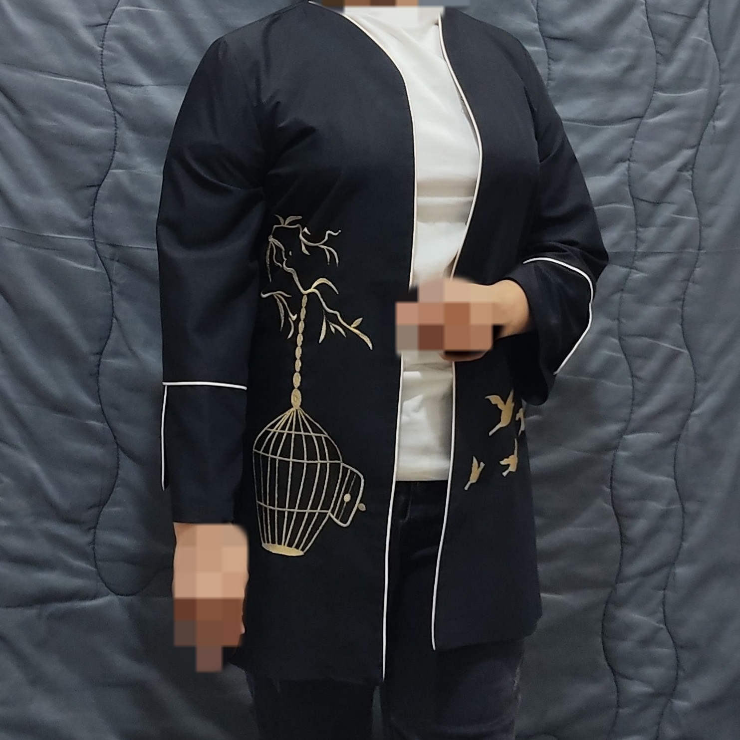 مانتو کتی جلو باز مازراتی قزن خور رنگبندی سه رنگ مشکی سبز و کرم تیره سایزبندی یک تا 5 مناسب 42 تا 52 مانتو مازراتی