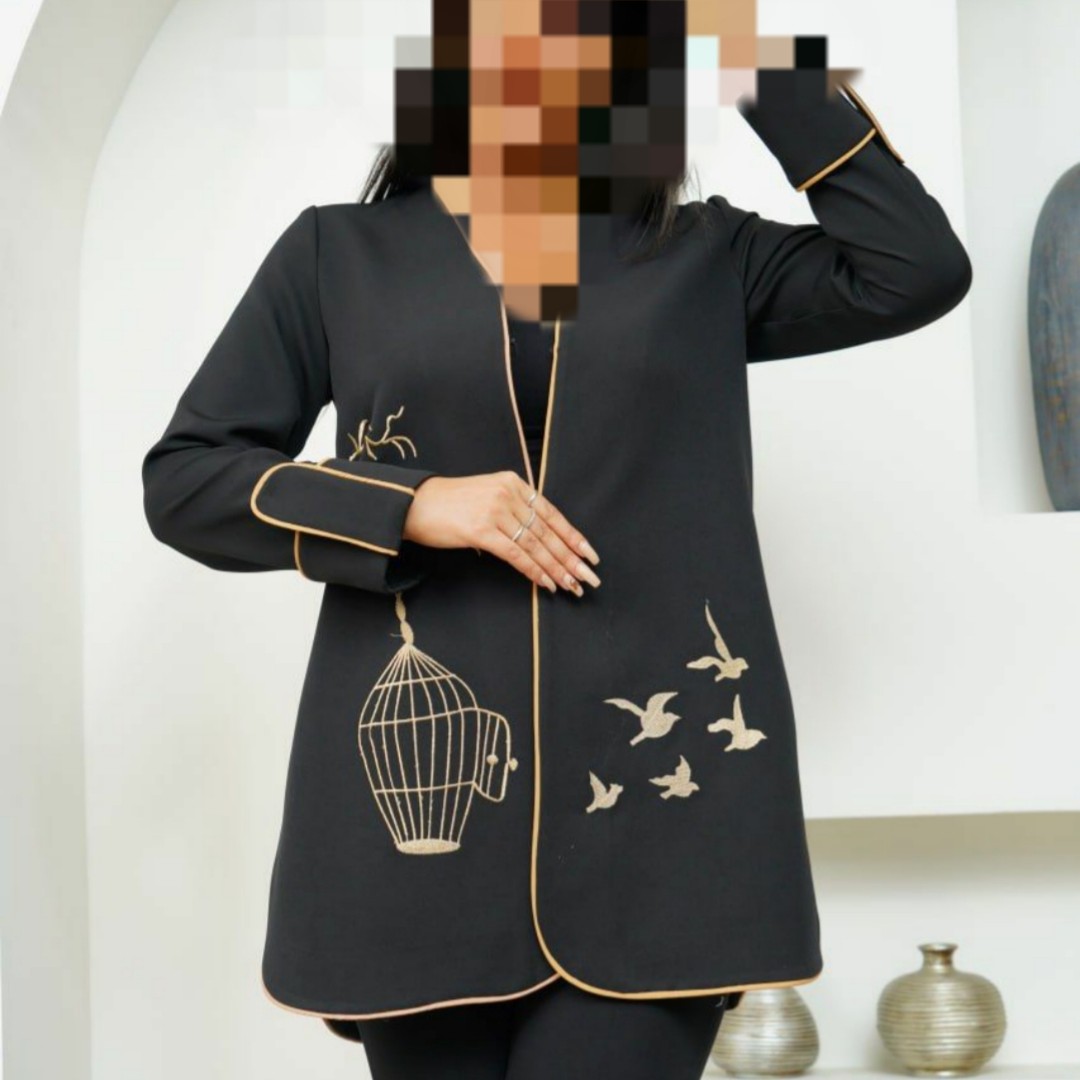 مانتو کتی جلو باز مازراتی قزن خور رنگبندی سه رنگ مشکی سبز و کرم تیره سایزبندی یک تا 5 مناسب 42 تا 52 مانتو مازراتی