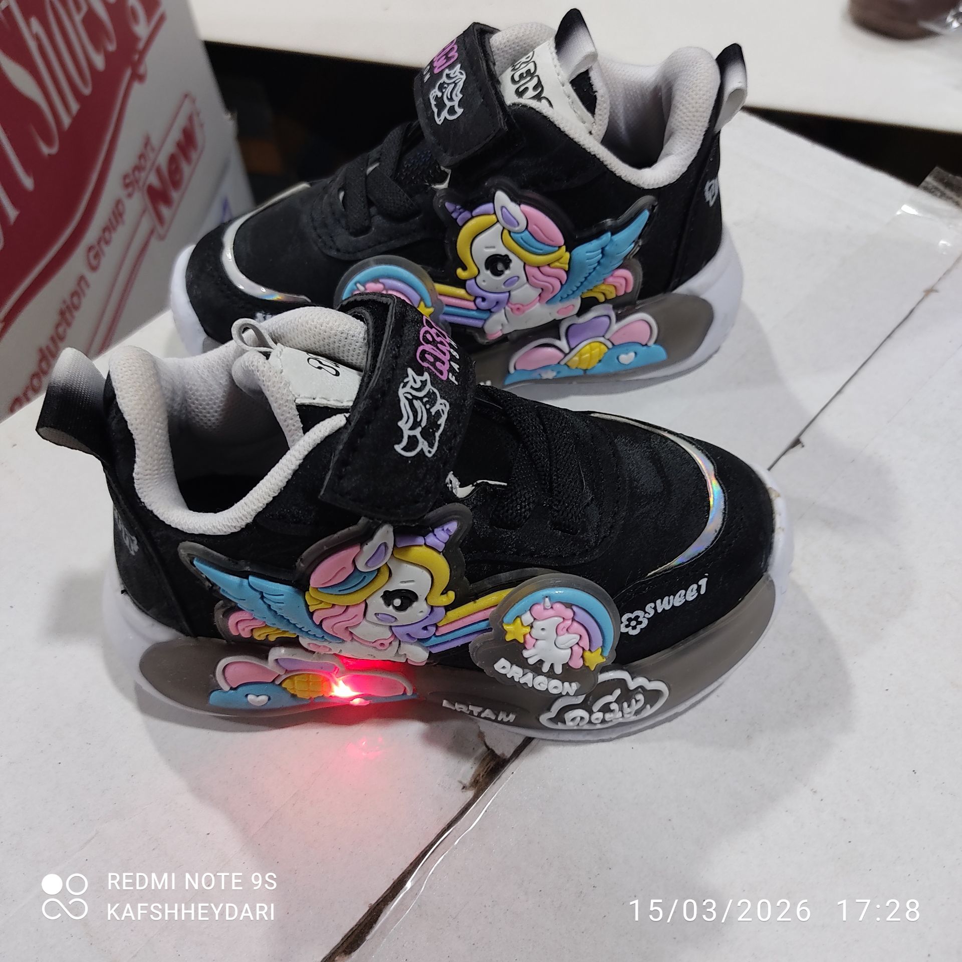 کتانی بچگانه اسب تک شاخ چراغدار چرخونکی