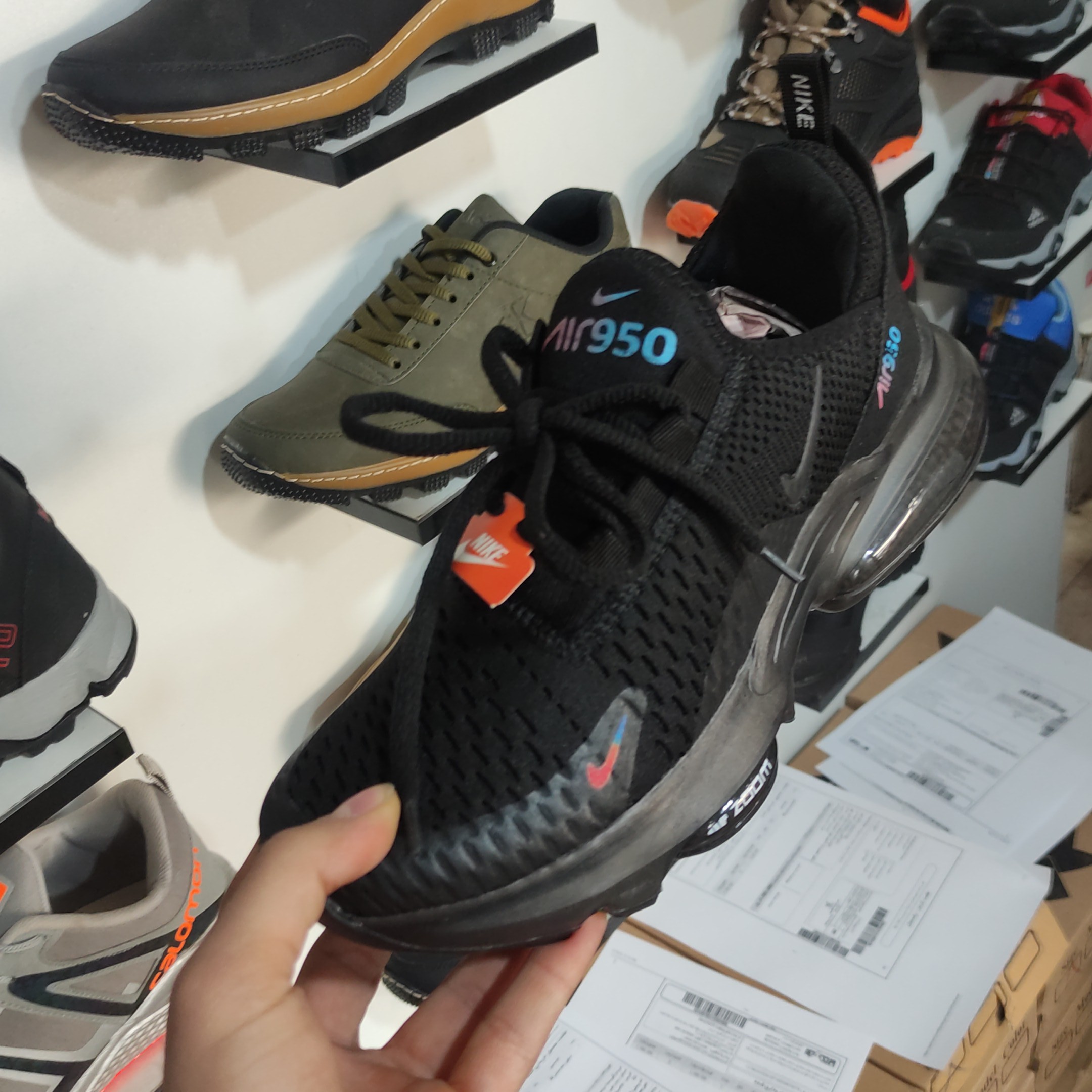 کتونی نایک ایر 950 Nike Air مشکی سفید و طوسی مردانه و زنانه و بزرگپا از 37 تا 48 زیره کپسول دار های کپی