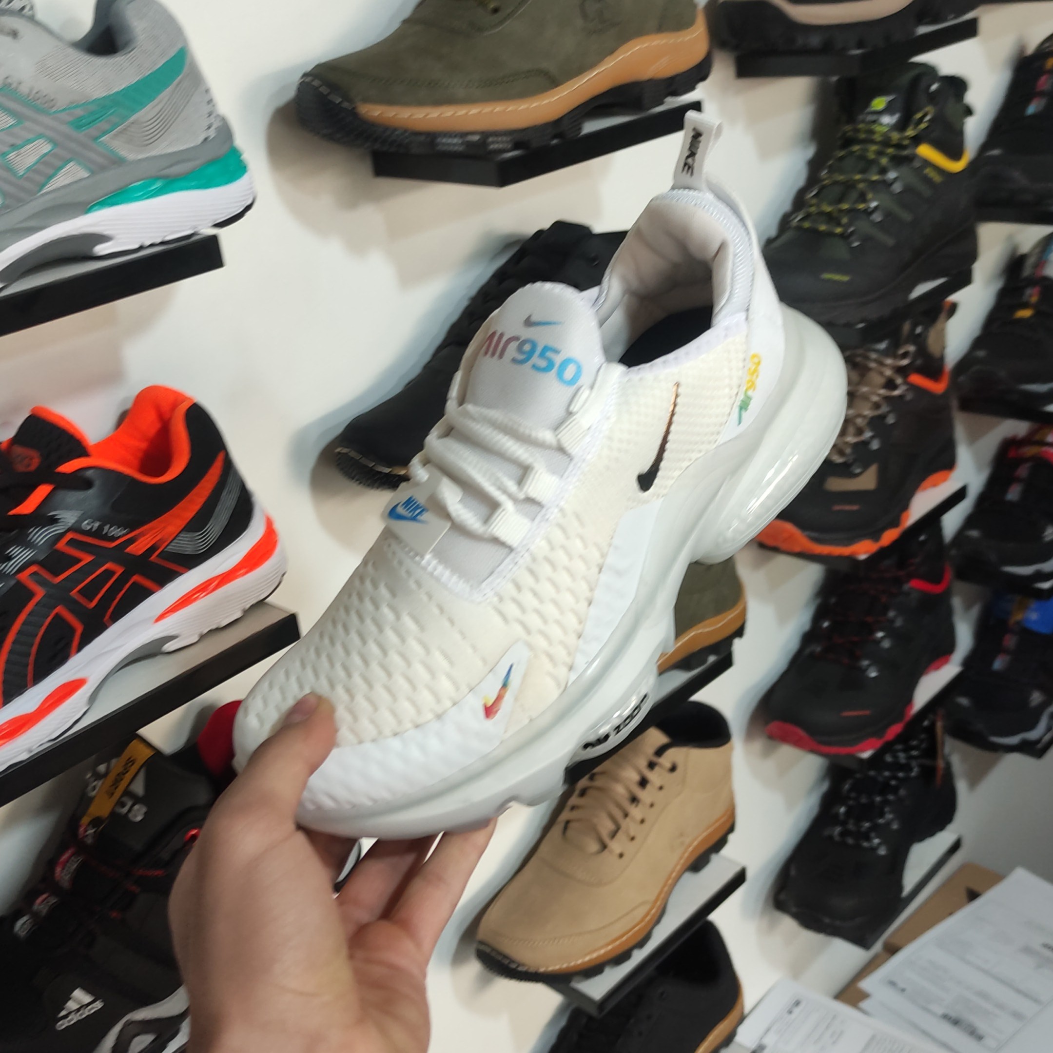 کتونی نایک ایر 950 Nike Air مشکی سفید و طوسی مردانه و زنانه و بزرگپا از 37 تا 48 زیره کپسول دار های کپی