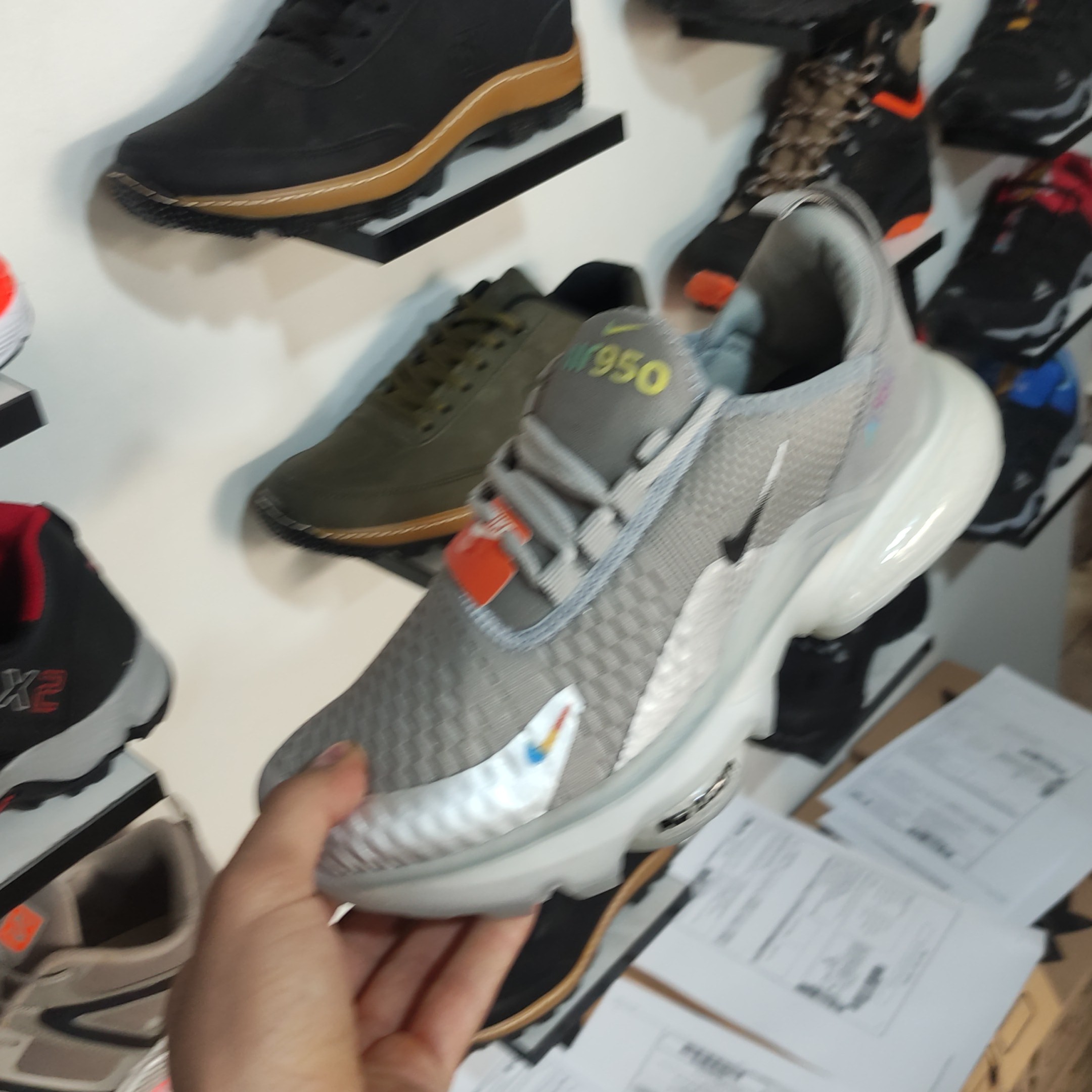 کتونی نایک ایر 950 Nike Air مشکی سفید و طوسی مردانه و زنانه و بزرگپا از 37 تا 48 زیره کپسول دار های کپی