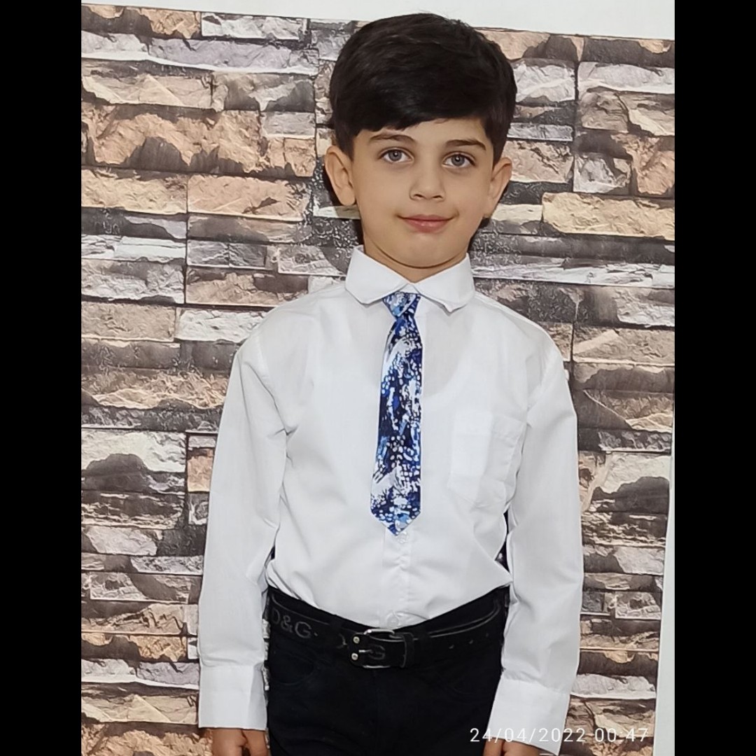 پیراهن سفید پسرانه همراه با کراوات زرشکی و پاپیون