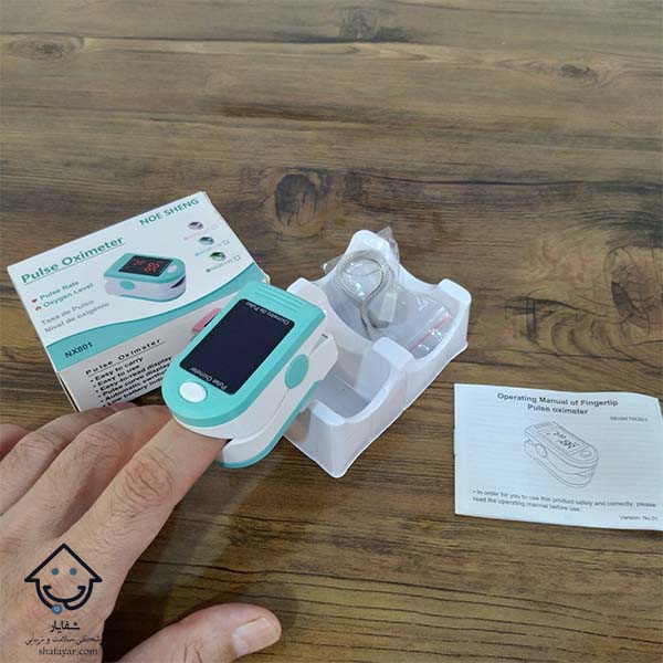 پالس اکسیمتر انگشتی NOE SHENG مدل NX801،مناسب برای استفاده خانگی و درمانگاهی،به همراه دفترچه راهنما و بند نگهدارنده