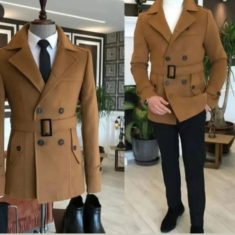 پالتو مردانه مدل کمربند دار جنس پارچه فوتر کوبیده دو رو خارجی رنگ بندی دارد